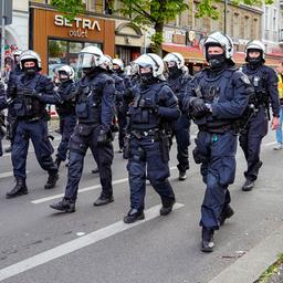 Archive image: May 1st, 2023 Police officers in full gear with protective helmets arrive and are supposed to ensure safety at the demo. (Source: picture alliance/SULUPRESS/V.Menck)