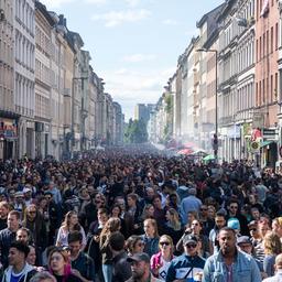 Archive photo: Numerous people celebrate Labor Day at “Myfest” in Kreuzberg.  (Source: dpa/Jutrczenka)