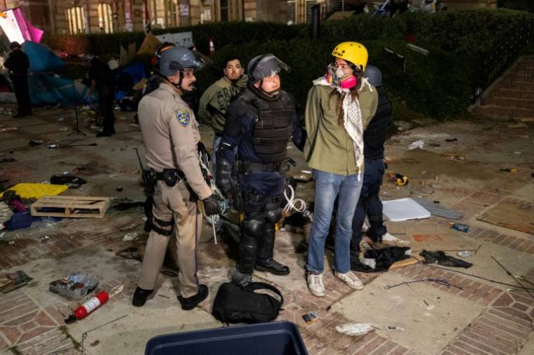 Police arrest two demonstrators during the dismantling of the pro-Palestinian encampment on the campus of the University of California (UCLA), May 2, 2024 in Los Angeles (AFP / ETIENNE LAURENT)