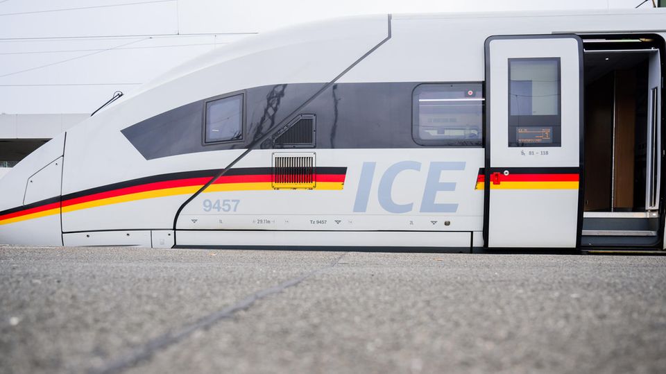 There is no train going anywhere - an ICE is parked at the main station in Hanover.     