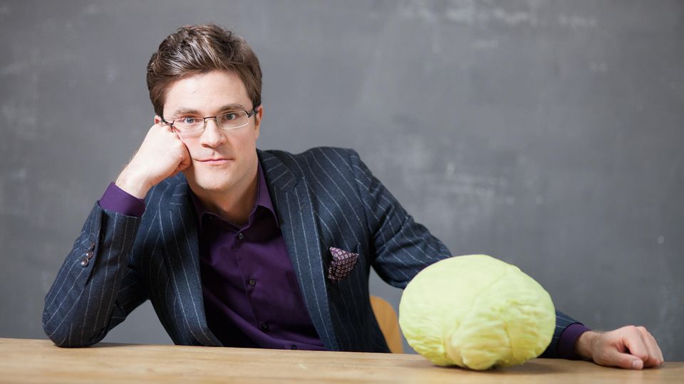 Bodo Wartke with a head of cabbage