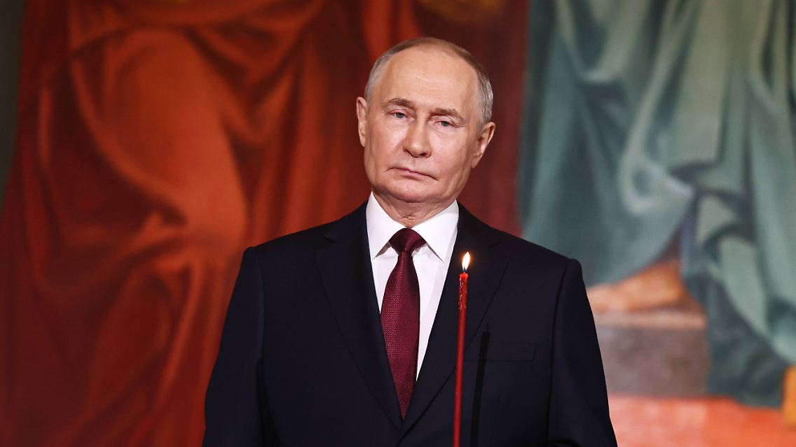 Er lässt wohl so manchen an Gott zweifeln: Der ehemalige KGBler und Verantwortliche für zehntausendfachen Tod, Wladimir Putin, zeigt sich mit einer Kerze in der Kirche.