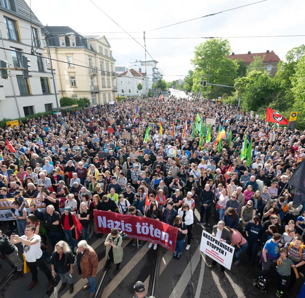 Many people demonstrated against violence in Dresden