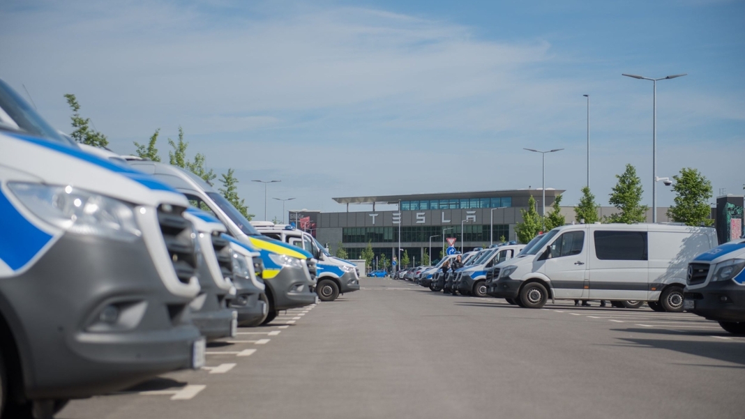 Large contingent of police vehicles in front of the Tesla factory in Grünheide