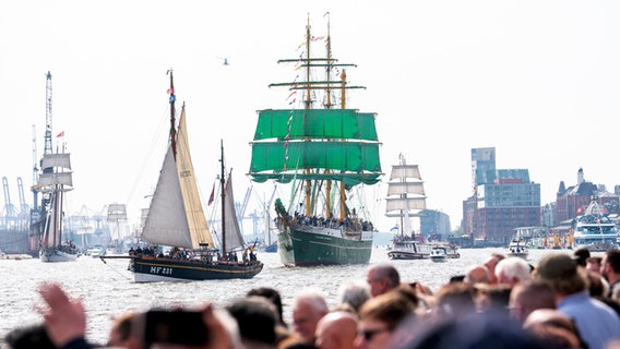 Numerous ships sail across the Elbe at the landing stages during the entry parade of the 835th Hamburg port anniversary.  © picture alliance / dpa Photo: Daniel Bockwoldt