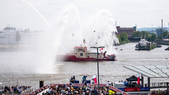 The fireboat "Fire Chief Westphal" sprays water on the Elbe during the entry parade for the port's birthday.  © Daniel Bockwoldt/dpa Photo: Daniel Bockwoldt/dpa