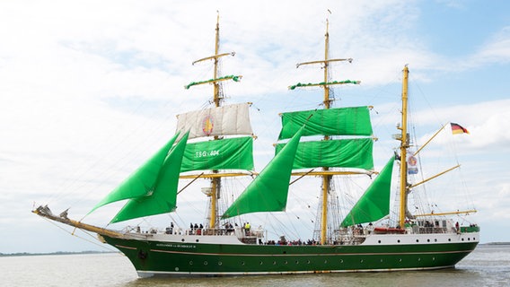 The "Alexander von Humboldt II" on her first voyage under green sails © dpa - picture alliance Photo: Maurizio Gambarini