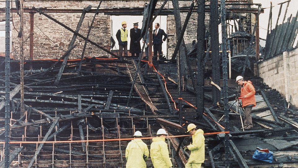 Die abgebrannte Holztribüne im Valley-Pallade-Stadion von Bradford City