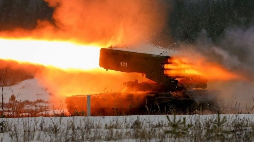 The photo shows the predecessor TOS-1 on an exercise.