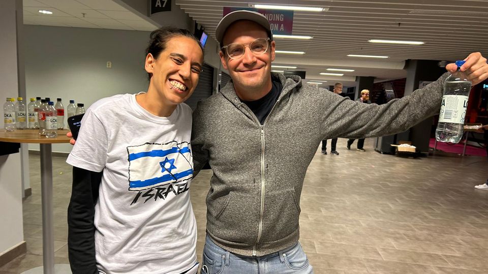 Almog (left) and Adam (right) from Israel didn't want to let the whistles spoil the mood at the final.  In Malmö they did not take to the streets with the Israeli flag for fear of attacks