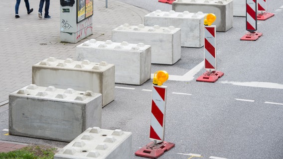 A barrier with concrete blocks at the port birthday in 2017. © picture alliance / Christophe Gateau/dpa Photo: Christophe Gateau