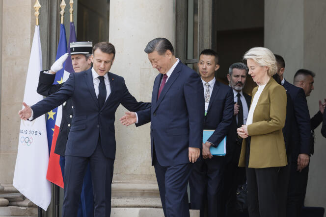 The President of the Republic, Emmanuel Macron, accompanies his Chinese counterpart, Xi Jinping, and the President of the European Commission, Ursula von der Leyen, to the Elysée, in Paris, on May 6, 2024.