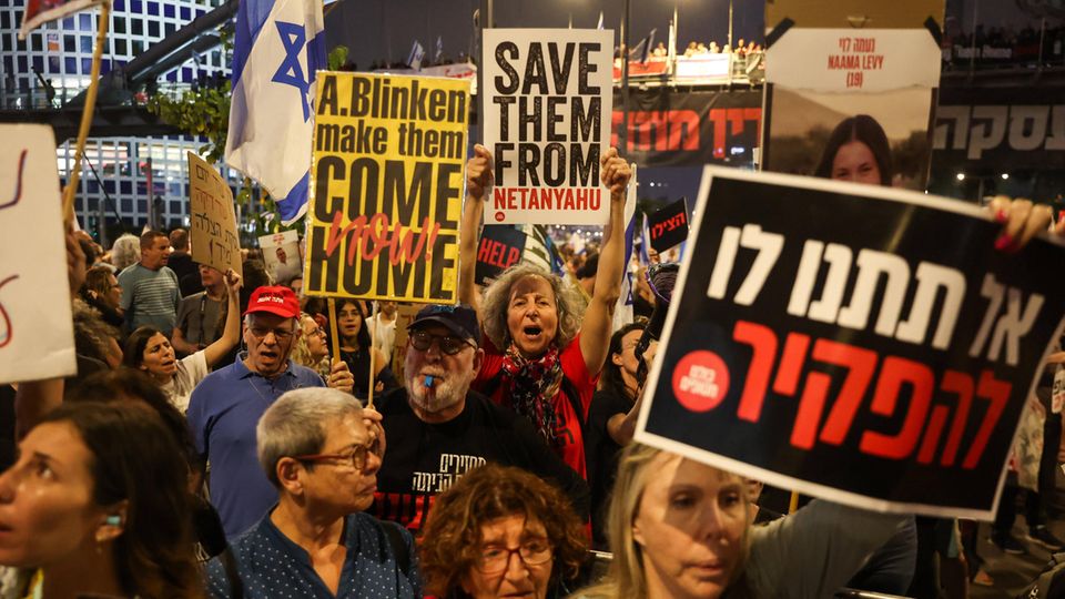 "Bring her home, "Save them from Netanyahu" - Protesters in Tel Aviv demand a deal to return Hamas hostages from the Gaza Strip