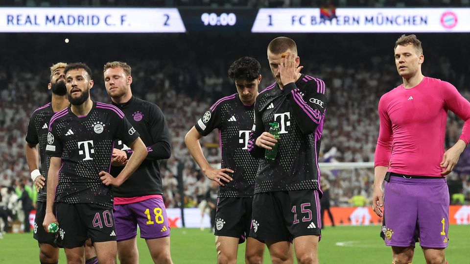 Dejected after the late knockout in the Champions League: The players of FC Bayern Munich