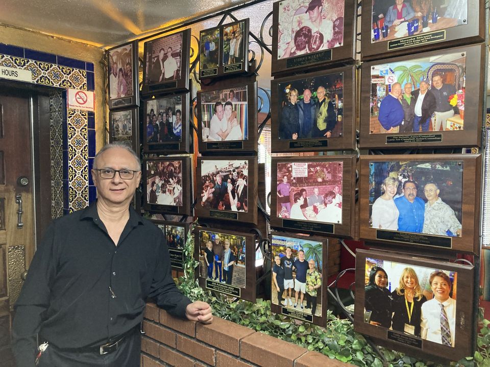 Jimmy Lopez vor der Fotowand seines Restaurants
