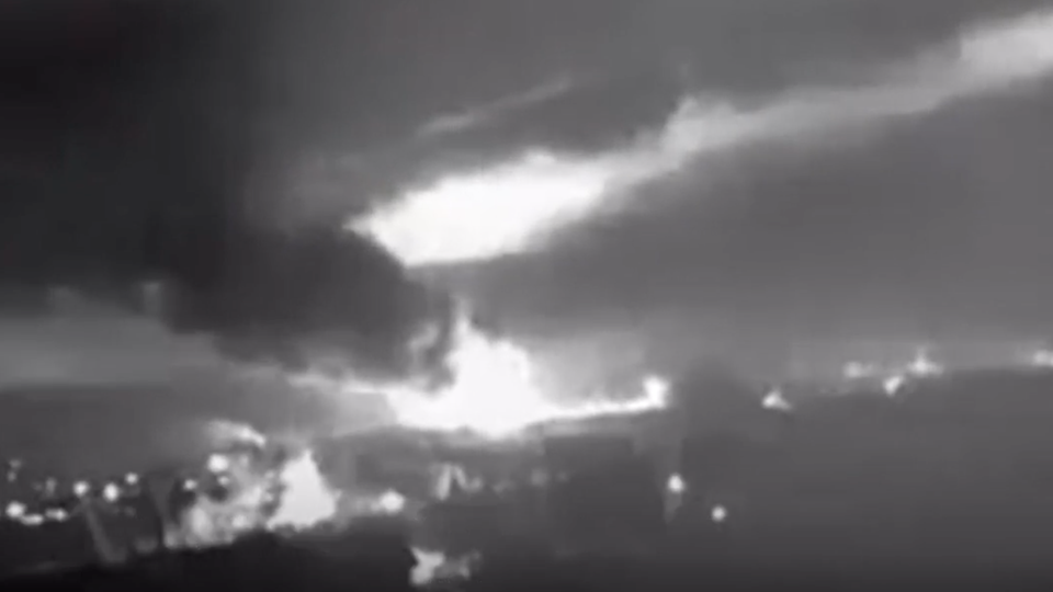 "Massive attack": Ukraine attacks air base in Crimea (video)